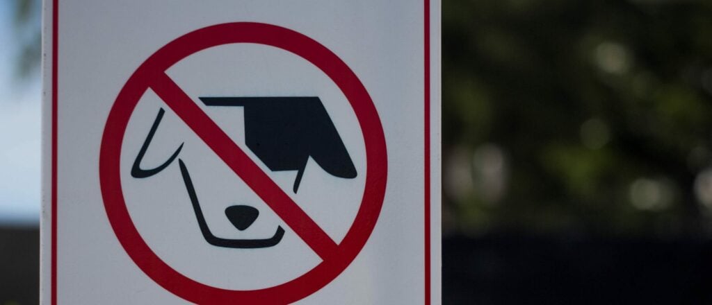 A no pet allowed sign that illustrates when a landlord can legally reject an ESA in Texas.